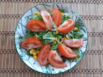 Daržovių salotas su saldžiąja kukurūzų ir alyvuogių aliejumi pagrindine nuotrauka