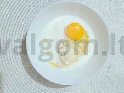 Kvapnus blynelis iš kokosų miltų su sūrio įdaru Žingsnis 1