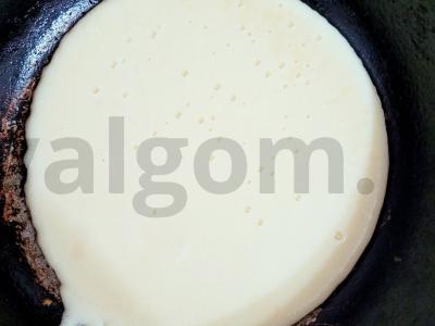 Kvapnus blynelis iš kokosų miltų su sūrio įdaru Žingsnis 3