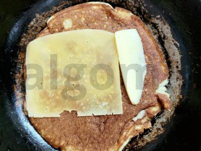 Kvapnus blynelis iš kokosų miltų su sūrio įdaru Žingsnis 4