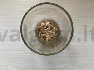 Herkulės su kefyru, avietėmis ir kokosų drožlėmis Žingsnis 1