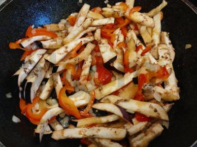 Bulguras su baklažanais ir paprikomis Žingsnis 7