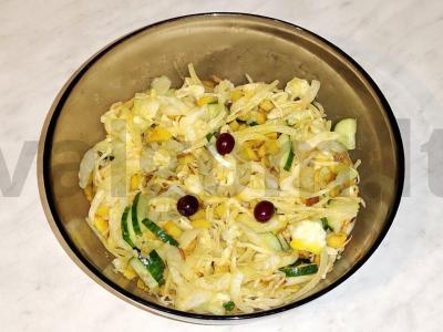 Salotos su raugintais kopūstais, bulvėmis ir prieskoniais pagrindine nuotrauka