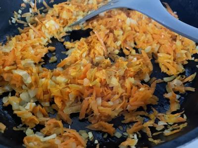 Malta mėsos, svogūnų ir morkų padažas Žingsnis 4