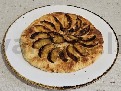 Vasaros grietinėlės pyragas su slyvomis pagrindine nuotrauka