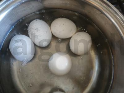 Kiaušinių ir žaliojo svogūno pyragas su grietine Žingsnis 1