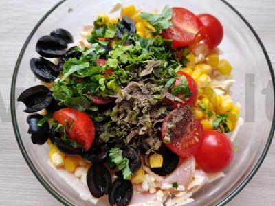 Šoninės salotos su alyvuogėmis ir kukurūzais Žingsnis 5