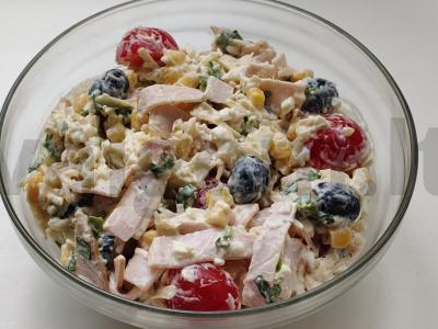 Šoninės salotos su alyvuogėmis ir kukurūzais pagrindine nuotrauka