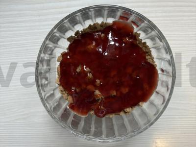 Sluoksniuotas desertas iš avižinių sausainių, džemo ir kremo Žingsnis 6