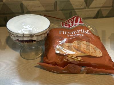 Sluoksniuotas desertas iš avižinių sausainių, džemo ir kremo Žingsnis 11