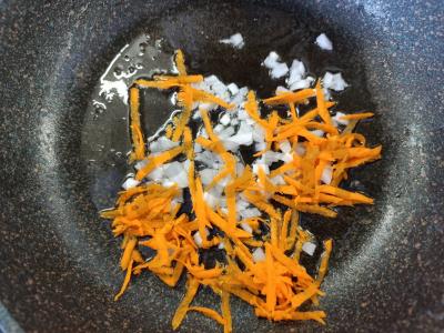 Troškinta kopūstai su pomidorų pasta ir svogūnais Žingsnis 1