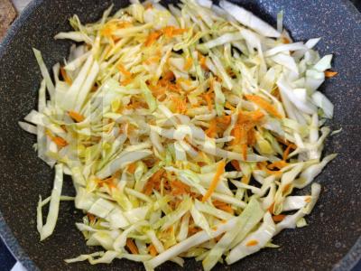 Troškinta kopūstai su pomidorų pasta ir svogūnais Žingsnis 2