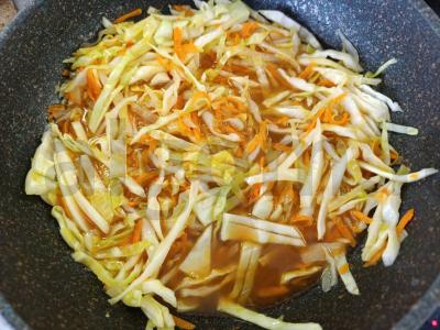 Troškinta kopūstai su pomidorų pasta ir svogūnais Žingsnis 3