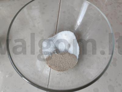 Kepti pyragėliai su kopūstais ir žuvimi ant mielinės tešlos Žingsnis 1