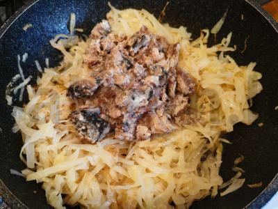 Kepti pyragėliai su kopūstais ir žuvimi ant mielinės tešlos Žingsnis 9