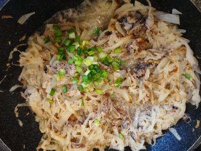 Kepti pyragėliai su kopūstais ir žuvimi ant mielinės tešlos Žingsnis 10