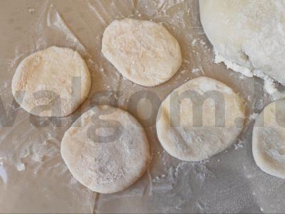 Kepti pyragėliai su kopūstais ir žuvimi ant mielinės tešlos Žingsnis 12