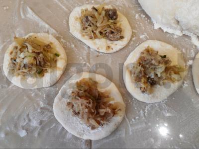 Kepti pyragėliai su kopūstais ir žuvimi ant mielinės tešlos Žingsnis 13