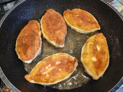 Kepti pyragėliai su kopūstais ir žuvimi ant mielinės tešlos Žingsnis 16