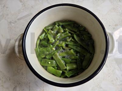 Žaliosios pupelės su dešrelėmis Žingsnis 2