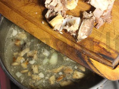 Mėsos sriuba su grybais ir bulvėmis Žingsnis 13