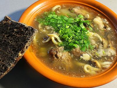 Mėsos sriuba su grybais ir bulvėmis pagrindine nuotrauka