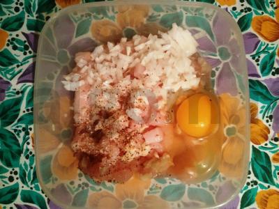 Smulkintos kotletai su žolelėmis ir česnaku Žingsnis 2