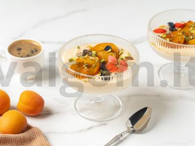 Kremiškas desertas su keptomis abrikosais pagrindine nuotrauka