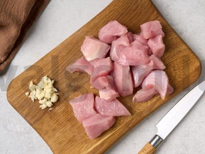 Kalakutiena su cukinijomis lėtoje viryklėje Žingsnis 1