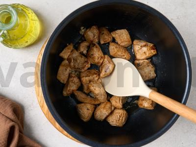 Kalakutiena su cukinijomis lėtoje viryklėje Žingsnis 2