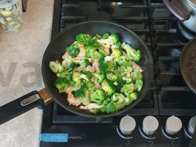 Vištienos filė su brokoliais švelniame grietinėlės padaže Žingsnis 3