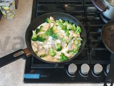 Vištienos filė su brokoliais švelniame grietinėlės padaže Žingsnis 5