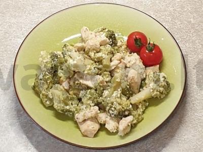 Vištienos filė su brokoliais švelniame grietinėlės padaže pagrindine nuotrauka