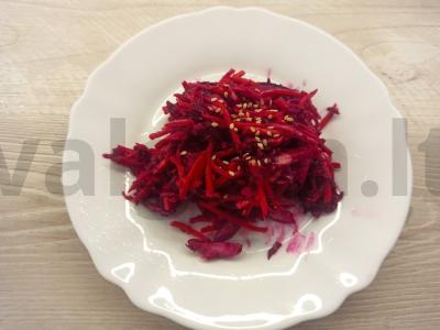 Salotos su burokėliais ir morkomis korėjietiškai pagrindine nuotrauka