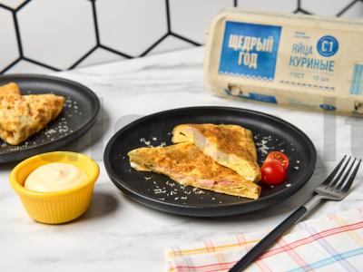 Kiaušinių vokeliai su dešra ir sūriu pagrindine nuotrauka