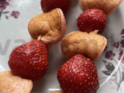 Blynelių ir braškių šašlykai pagrindine nuotrauka