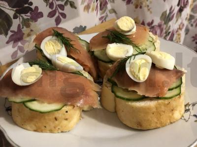 Sumuštiniai su lašiša ir putpelių kiaušiniais pagrindine nuotrauka