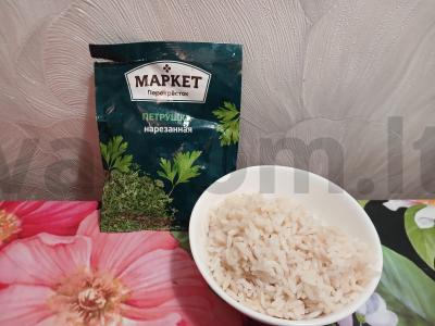 Salotas su ryžiais, agurkais ir rūkytu unguriu Žingsnis 1