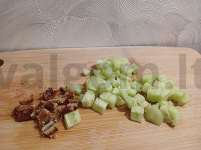 Salotas su ryžiais, agurkais ir rūkytu unguriu Žingsnis 2