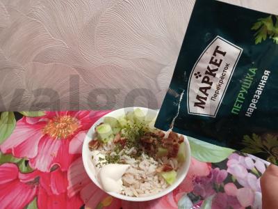 Salotas su ryžiais, agurkais ir rūkytu unguriu Žingsnis 3