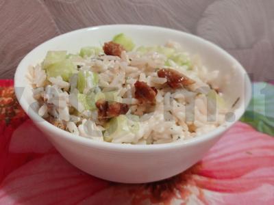 Salotas su ryžiais, agurkais ir rūkytu unguriu pagrindine nuotrauka