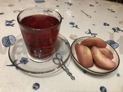 Kompotas su vynuogėmis ir obuoliu pagrindine nuotrauka