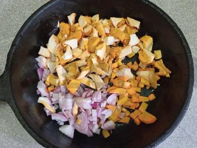 Keptas kiaulienos faršas su voveraitėmis ir daržovėmis, patiekiamas su bulguru Žingsnis 1