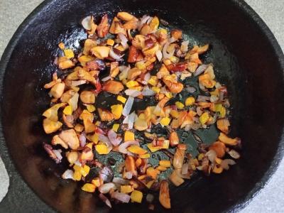 Keptas kiaulienos faršas su voveraitėmis ir daržovėmis, patiekiamas su bulguru Žingsnis 2