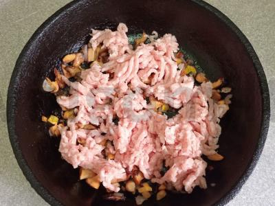 Keptas kiaulienos faršas su voveraitėmis ir daržovėmis, patiekiamas su bulguru Žingsnis 3