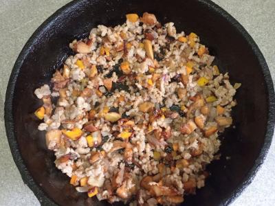 Keptas kiaulienos faršas su voveraitėmis ir daržovėmis, patiekiamas su bulguru Žingsnis 4