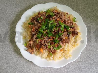 Keptas kiaulienos faršas su voveraitėmis ir daržovėmis, patiekiamas su bulguru pagrindine nuotrauka