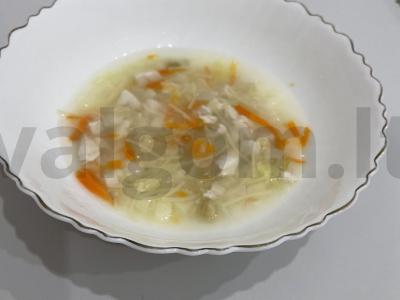 Žirnių ir makaronų sriuba pagrindine nuotrauka