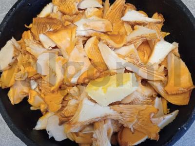 Šampinjonai, troškinti grietinėje ir kepti po sūriu Žingsnis 1