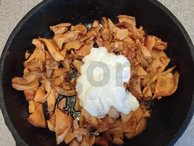 Šampinjonai, troškinti grietinėje ir kepti po sūriu Žingsnis 3